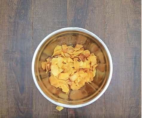 Dùng một gói gia vị mì tôm rắc lên rồi xóc đều.