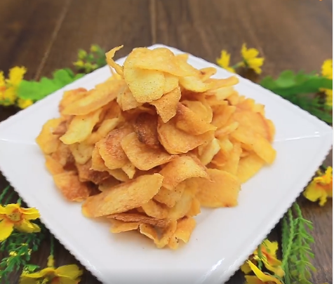 Trình bày ra đĩa rồi ăn nóng. Tuy không béo ngậy như khoai lắc phô mai nhưng món khoai tây chiên xóc gia vị này cũng ngon không kém.