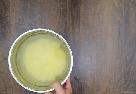 Khoai gọt vỏ rồi thái lát mỏng hoặc dùng bào bào mỏng rồi ngâm khoảng 15 phút trong nước muối cho đậm vị. 