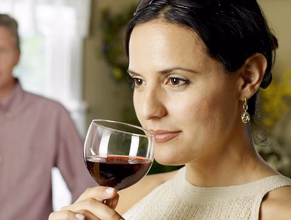 Điều này là do về mặt sinh học cơ thể phụ nữ và đàn ông khác nhau. Cụ thể, phụ nữ nhẹ cân hơn đàn ông nên lượng nước trong cơ thể ít hơn nhưng lại nhiều mỡ hơn. Mỡ làm chất cồn lưu trong cơ thể lâu hơn. Do vậy, lượng cồn trong cơ thể phụ nữ tồn tại ở nồng độ cao hơn và trong thời gian dài hơn.