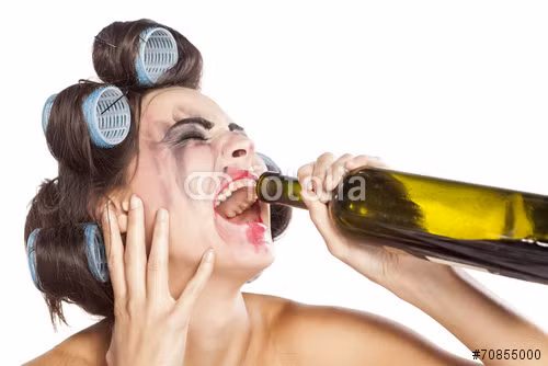 Về lâu dài, uống nhiều rượu bia còn gây bệnh ung thư vú, cơ thể mất nước làm tim phải hoạt động mạnh làm phụ nữ dễ mắc bệnh tim.