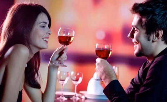 Vì vậy, phụ nữ nên lưu ý những điều sau đây để làm giảm bớt tác hại của rượu bia: 1. Không nên uống rượu bia khi bụng đói. 2. Không cạn ly quá nhanh mà nên uống từ từ và cách quãng.