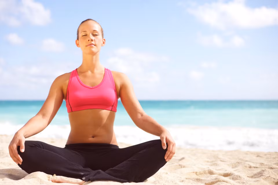 Thở bằng bụng: Nếu quan sát một đứa trẻ sơ sinh hoặc trẻ nhỏ thở, bạn sẽ thấy bụng chúng phập phồng theo mỗi nhịp thở. Ở người lớn, chính sự căng thẳng là nguyên nhân chúng ta thay đổi cách thở. Hầu hết chúng ta đều chỉ thở từ ngực, hoặc tệ hơn nữa là chỉ thở đến cổ họng. Điều này có nghĩa là cơ thể bị cướp đi một lượng oxy và lượng CO2 trong máu cũng bị ảnh hưởng. 