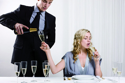 Trào ngược thực quản tuy đơn giản nhưng không nên xem thường. Để giảm thiểu mọi nguy cơ ung thư thực quản, cần lưu ý những điều sau: Nếu bị ợ nóng sau khi uống nhiều rượu thì không nên uống nữa; trong vòng 3 tiếng sau khi ăn không nên nằm. 