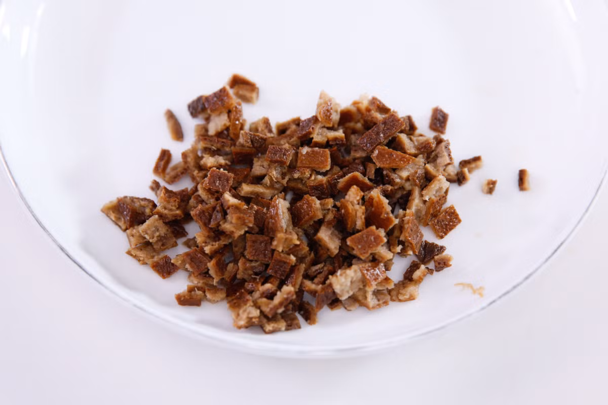 Vỏ cam khô ngâm cho đến khi mềm, băm nhỏ. 