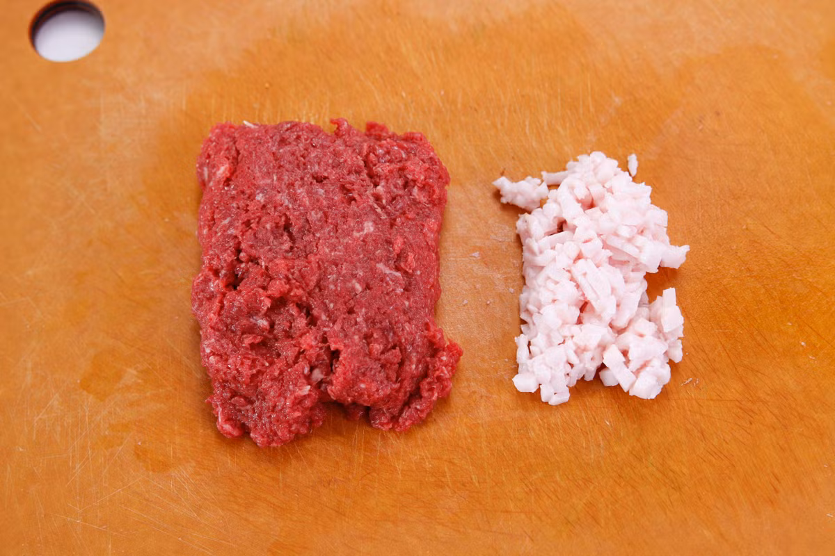 Thịt bò băm nhỏ. Mỡ lợn cắt thành miếng nhỏ. 