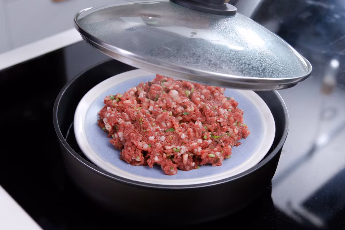 Cho thịt ra đĩa và hấp trong khoảng 5-8 phút cho đến khi thịt bò chín. 