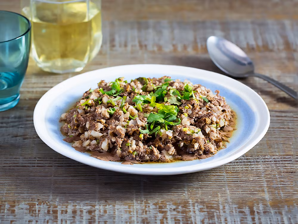 Rắc một ít rau mùi lên trên. Món thịt bò hấp vỏ cam khô đậm vị ngọt từ thịt bò và mùi thơm nồng của vỏ cam lại rất mềm vì được nấu chín tới. 