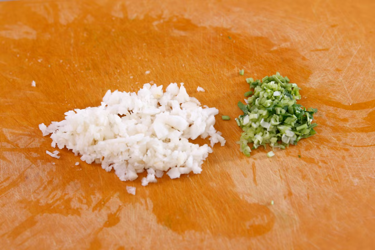 Rau mùi thái nhỏ, củ năng dùng dao đập dập rồi băm sơ. 