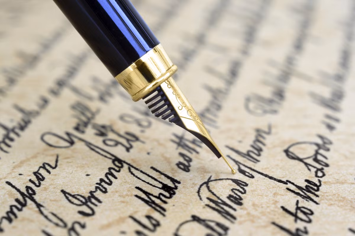 Dạy trẻ những thao tác viết thư đơn giản nhất như ghi địa chỉ, ngày tháng, chào hỏi đầu thư, kết thư và ký tên. 