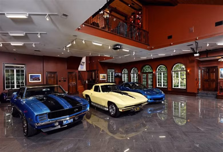 7. Gara kiểu tầng hầm này không đơn giản là chỗ để xe, mà thực sự là điểm nhấn của ngôi nhà. Sàn nhà màu xám bóng loáng nhưng rất phù hợp với bức tường màu nâu đỏ trung tính. Điểm nhấn thú vị khác là khoảng ban công hướng lên tầng 2 để bạn có thể nhìn ngắm những chiếc xe hơi từ trên xuống.