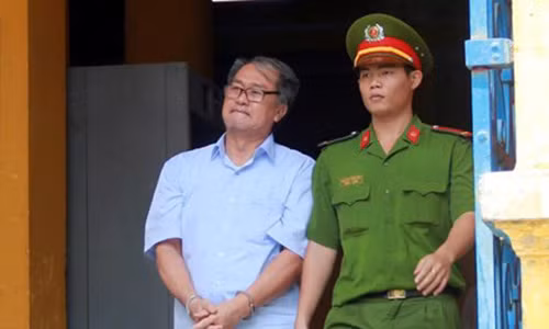 Ong Pham Cong Danh doi co thu ky rieng o toa