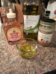 Dầu nóng sẽ giúp tóc lấy lại độ ẩm và làm những sợi tóc chẻ ngọn bớt lỉa chỉa. Có thể làm nóng dầu oliu, dầu dừa, dầu hạnh nhân…rồi bôi lên tóc rồi để trong khoảng 45 phút. Để tăng thêm hiệu quả có thể dùng khăn tắm quấn ra ngoài để không bị mất nhiệt quá nhanh. 