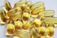 Vitamin E đóng vai trò quan trọng đối với cơ thể nhưng viên thuốc có thể mua ở bất kỳ đâu này có còn có tác dụng điều trị tóc chẻ ngọn. Lấy 2-3 viên vitamin E cắt đôi rồi hòa tan với nước ấm rồi bôi vào đuôi tóc. Tóc sẽ được cung cấp độ ẩm và tình trạng chẻ ngọn sẽ giảm.