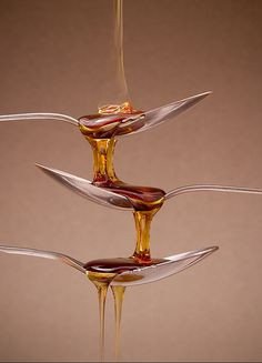 Mật ong là một loại dầu xả tự nhiên dành cho tóc. Để tận dụng hết mọi tác dụng của mật ong, bạn hãy trộn hai thìa mật ong với 4 cốc nước ấm rồi dùng nó để gội đầu và xả. Để trên tóc vài phút trước khi gội sạch bằng nước. 