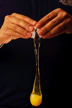 Bạn có thể dùng trứng để làm mặt nạ cho tóc vì trứng rất giàu protein và tóc cũng vậy. Tất cả những gì bạn cần làm là trộn lòng đỏ trứng với 2 thìa dầu oliu và nếu muốn có thể cho thêm một thìa mật ong. Bôi lên tóc rồi để khoảng 30 phút trước khi gội sạch. Phương pháp này không chỉ giúp tóc hết chẻ ngọn mà còn mang lại vẻ óng mượt cho tóc, chống gãy rụng.