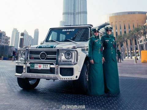 Dubai không chỉ là nơi có những tòa nhà chọc trời, khách sạn siêu sang mà cảnh sát nơi đây còn được trang bị những chiếc siêu xe tuần tra. Nổi bật trong đó là những chiếc xe Brabus B63S 700 Widestar Dubai Police Edition. Nó được độ lại dựa theo mẫu xe Mercedes-Benz G63 AMG.
