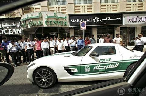 Một siêu xe của cảnh sát trên phố. 