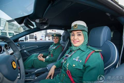 Những chiếc siêu xe khủng với tốc độ di chuyển nhanh sẽ là công cụ tốt cho cảnh sát khi di chuyển trên những chặng đường dài xuyên sa mạc. 