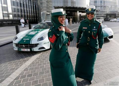 Siêu xe xuất hiện bên cạnh những nữ cảnh sát.