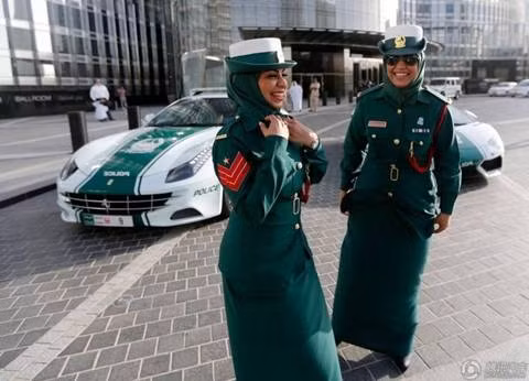 Siêu xe xuất hiện bên cạnh những nữ cảnh sát.