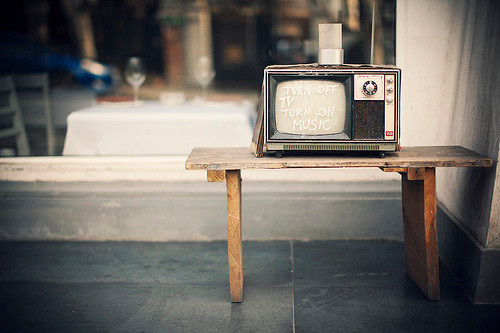 Bật những loại nhạc có tiết tấu nhanh như nhạc rock hoặc nhạc jazz. Những bài hát có tiết tấu nhanh sẽ giúp bạn tập trung và làm mọi thứ nhanh hơn. Ngược lại, cần tắt đi những thiết bị dễ làm bạn xao lãng như TV và máy tính xách tay. 