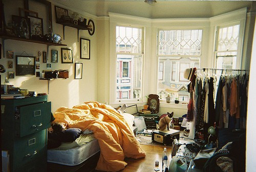 Để dọn dẹp nhà cửa sạch sẽ và không vương vãi, trước hết cần lướt qua và nhìn tổng thể xem phần nào vẫn còn sạch sẽ, phần nào cần dọn dẹp, thứ gì đang vương vãi trên sàn cần cất đi... Hãy nhìn tổng thể căn phòng giống như người lạ mới nhìn thấy lần đầu để xem thứ gì trong phòng sẽ gây chú ý nhất. 