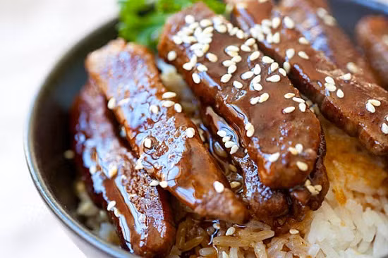 Tương tự như gà Teriyaki, thịt bò Teriyaki cũng là một món ăn ngày lễ Vu Lan rất được ưa chuộng. Món ăn dậy lên hương vị đặc trưng, thịt bò mềm cùng vị chua ngọt rất dễ chịu của nước sốt teriyaki. 