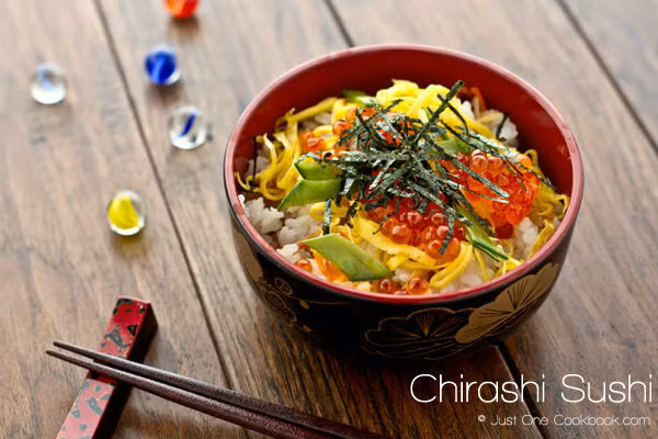 Chirashi Sushi là loại sushi được trang trí sắp xếp đa dạng các nguyên liệu trên cơm sushi mà chủ yếu là các nguyên liệu dùng cho sushi cơm nắm.