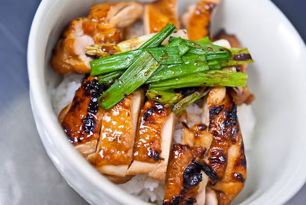 Gà Teriyaki là một món ăn được ưa thích trong mùa Vu Lan. Vị ngọt của thịt gà đã được ướp cùng rau thơm rồi nướng lên và ăn kèm với cơm trắng và cải bắp ngâm dấm hoặc salad. 