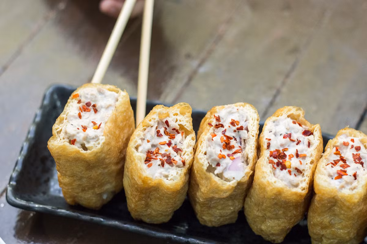 Inari sushi là một loại sushi được cuốn trong váng đậu chiên, bên trong là cơm được nấu với nước dùng dashi. Món cơm bên trong có thể là cơm trắng hoặc hỗn hợp các loại rau. 