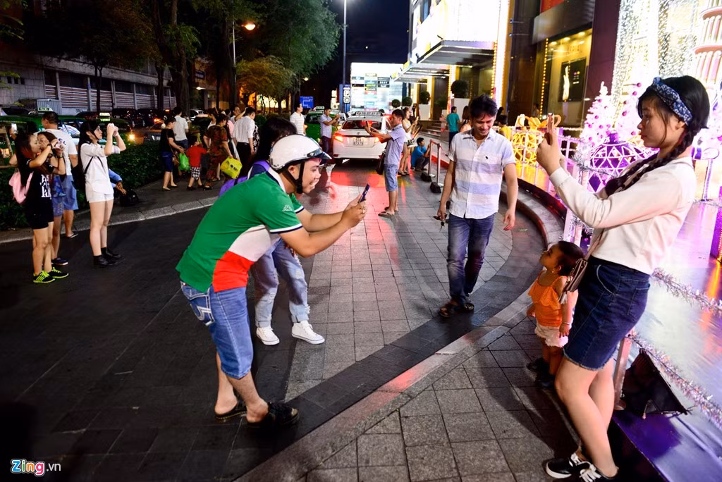 Nhiều người tranh thủ đậu xe chụp vài tấm ảnh kỷ niệm rồi rời đi.