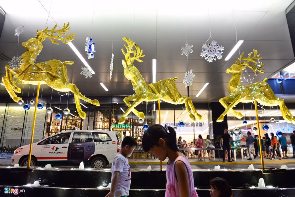 Những con tuần lộc như đang bay khu trung tâm thương mại mới sửa chữa và khai trương trở lại. 