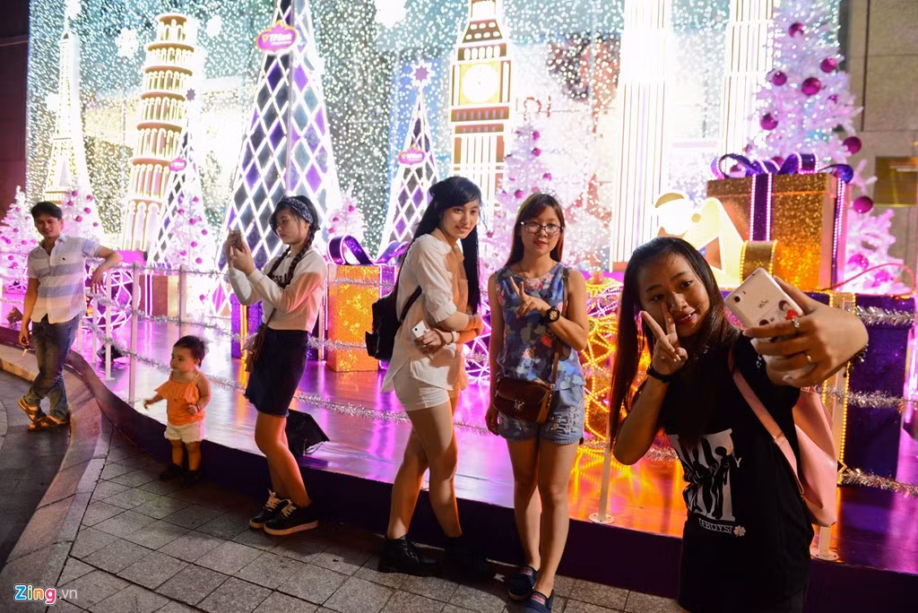 Các cô gái đua nhau chụp ảnh.