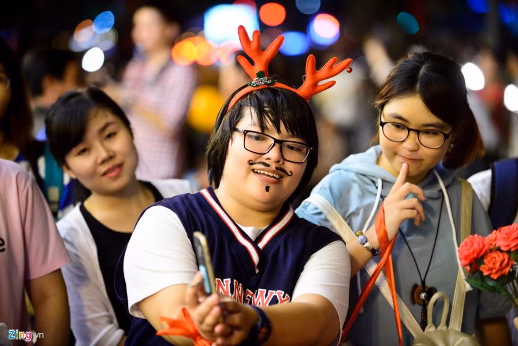 Đồ trang trí mang sắc màu Noel cũng đã xuất hiện.