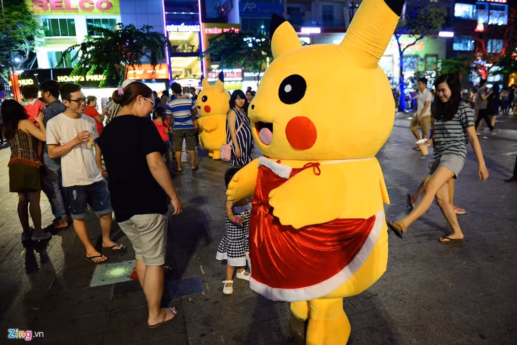 Thú nhồi bông Pikachu mặc đầm Noel tạo dáng chụp hình bán kẹo trên phố Nguyễn Huệ, quận 1.
