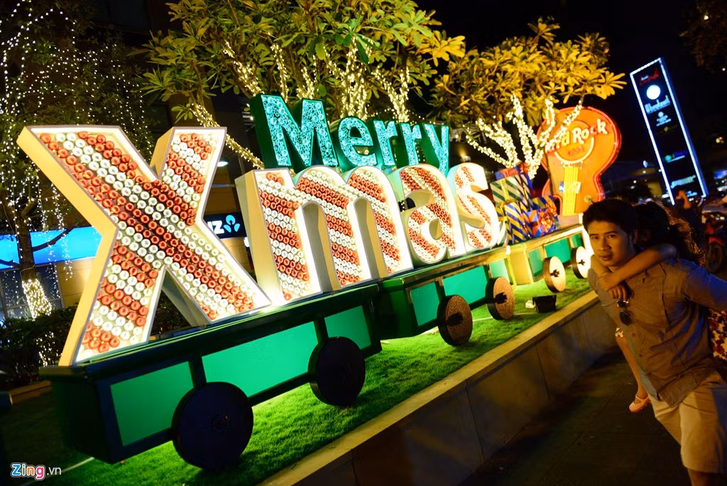 Nhiều nơi khác trang trí hình tượng Giáng sinh khá cầu kỳ. 