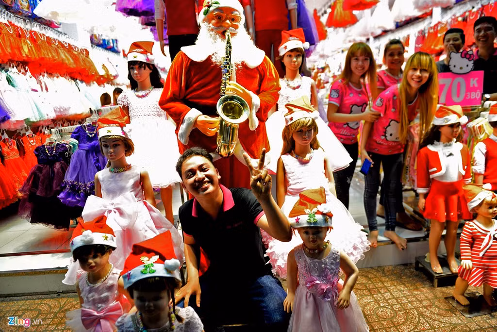 Anh Trương Hoàng Phú, nhân viên một cửa hàng thời trang trên đường Nguyễn Trãi, quận 5, cho biết những ngày này cửa hàn thu hút đông khách hơn thường lệ. Mặt hàng bán chạy là đồ Noel, đặc biệt là quần áo trẻ em. 