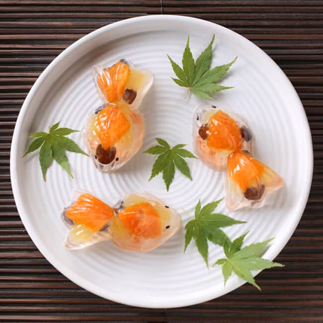 Thạch dẻo cá vàng chỉ làm từ bột rau câu nhưng vô cùng sống động.