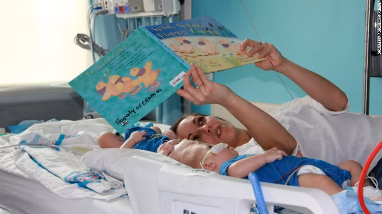 Bố mẹ của hai bé trai này khẳng định con mình vẫn cực kỳ hoàn hảo. Nhưng để hai đứa trẻ có cuộc sống bình thường, gia đình này đến tận bệnh viện Montefiore tại New York nơi có những bác sĩ phẫu thuật giỏi nhất thế giới có thể mổ tách rời hai bé. 