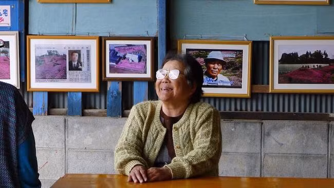 Bà Kuroki dù mị mù nhưng rất hạnh phúc và luôn nở nụ cười trên môi.