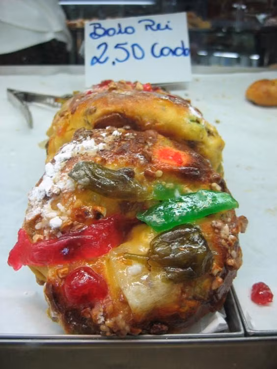 Tại Bồ Đào Nha, bữa ăn truyền thống vào tối Noel không thể thiếu cá tuyết và khoai tây. Nhưng điểm hấp dẫn thực sự lại chính là ở các loại bánh ngọt, trong đó không thể thiếu được bánh Bolo Rei. 