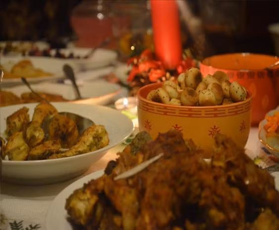 Tại các nước Đông Âu như Lithuania, Ba Lan và Ukraine, bữa tiệc Giáng sinh phải có đầy đủ 12 món ăn, theo quy định thì không được phép có thịt, trứng và sữa nhưng quy định này không được thực hiện chặt chẽ lắm. Ngoài ra có rất nhiều truyền thống đi kèm bữa ăn như rắc bánh quế lên cỏ khô để kỷ niệm sự ra đời của Chúa. Theo truyền thống thì phải ăn đủ 12 món ăn không thiếu món nào nếu không chỉ qua năm sau là sẽ chết. 