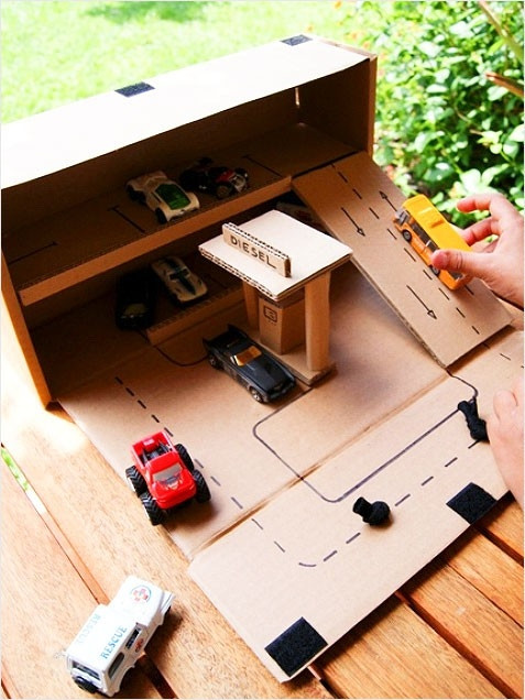 Bãi đỗ xe đơn giản dành cho những bé thích chơi ô tô. Khi không dùng hơn 1 tuần, mở các nắp, phơi mặt trong ở ngoài nắng 30 phút và xếp lại thành mặt phẳng để lưu trữ.