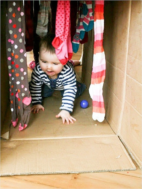 Chọn những thùng carton lớn, cắt bỏ các nắp ở 2 đầu để làm thành 1 đường hầm cho các bé bò ra vào. Trò chơi này giúp bé vận động tốt các cơ và cũng giúp bé phân biệt không gian trong và ngoài. Độ dài của đường hầm nên tùy chỉnh theo tuổi của bé. Trên các đường hầm có thể các cửa sổ hình vuông để bên trong được thoáng và bé có thể nhìn thấy bên ngoài. 