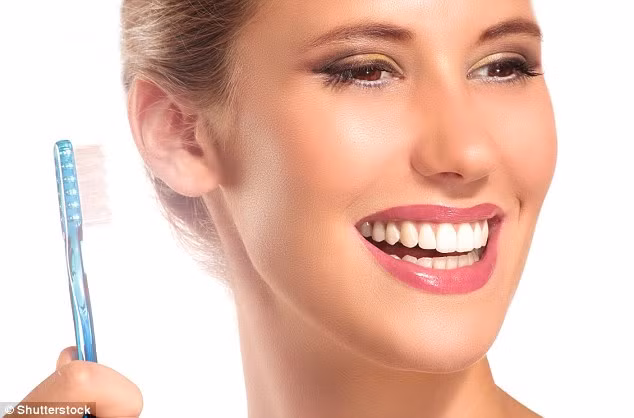 Kem đánh răng trẻ em thường chứa ít fluoride hơn vì trẻ em thường không nhổ hết kem đánh răng ra ngoài được như người lớn. Từ 6 tuổi trở lên, trẻ em đã có thể dùng kem đánh răng bình thường. 