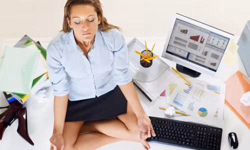 “Chuyện gì đến sẽ đến”: Khi không ngừng lo lắng về những điều không hay xảy ra, nhiều người đã tự hành hạ, tra tấn bản thân bằng suy nghĩ “lo lắng sẽ giúp bạn tránh xa được những điều xấu”, vô tình họ đã tự làm mình trở nên khốn khổ vì đang chú ý quá nhiều đến sự không may mắn, không hạnh phúc của mình. (Ảnh: Health)