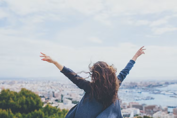 “Lấy lại sự thật đối với những gì đã bị bóp méo”: Phụ nữ thường cảm thấy không tự tin như đàn ông và điều này được thể hiện ở nhiều phương diện. Chẳng hạn như phụ nữ thường bị đánh giá kết quả thấp hơn thực tế, trong khi đàn ông lại thường được đánh giá kết quả cao hơn thực tế. Mặc dù đây là hiện tượng mang tính xã hội, không mang tính cá nhân nhưng vẫn rất khó thay đổi. Câu thần chú này sẽ giúp phụ nữ thấy cần phải thay đổi những suy nghĩ sai lệch này. (Ảnh: Quora)