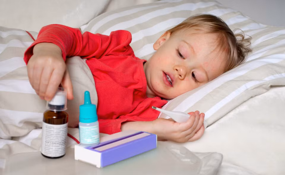 Trẻ có thể bỗng nhiên bị đau bụng rồi hết nhưng nếu trẻ bị đau ở phần bụng dưới bên phải thì có thể là dấu hiệu của bệnh viêm ruột thừa và cần điều trị ngay lập tức. Tuy nhiên cơn đau cũng có thể xuất phát từ gần rốn rồi mới lan sang bên phải. Những triệu chứng của đau ruột thừa khác là bỗng nhiên bị chuột rút, mất cảm giác thèm ăn, ốm, tiêu chảy. 