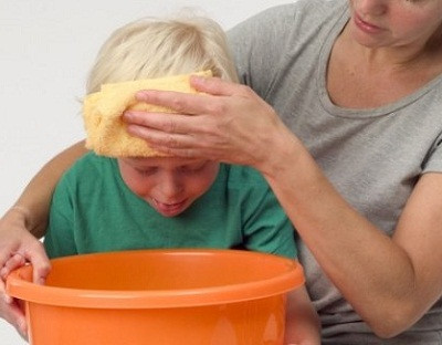 Trẻ dưới 6 tháng tuổi bị ngã thì cần có bác sĩ theo dõi chặt chẽ. Trẻ trên 6 tháng tuổi nếu ngã từ độ cao thấp hơn chiều cao của trẻ và không va đập vào vật gì sắc nhọn thì thường không sao. Nhưng nếu trẻ nôn mửa, không tỉnh táo hoặc lẫn lộn sau khi ngã thì cần đưa trẻ đi khám ngay lập tức.